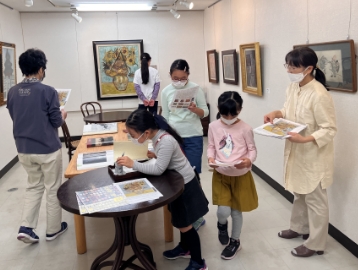 宮本順三の描いた世界の壁画と名画の模写絵見学会では、参加者はゴッホのひまわりのエピソードに興味津々でした。